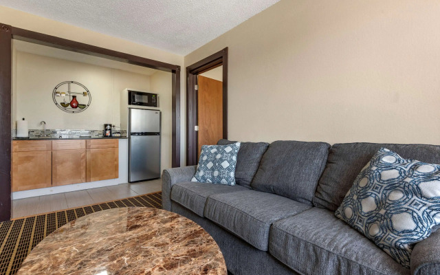 Quality Inn & Suites Warren