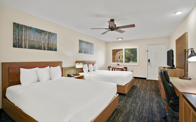 La Fuente Inn & Suites