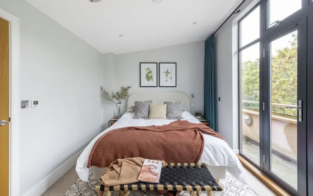 Riverside Home with Private Parking