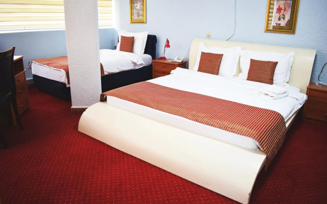 Hotel Aristocrat & Fish Restaurant