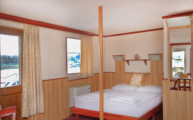 Fortuna Boat Hotel