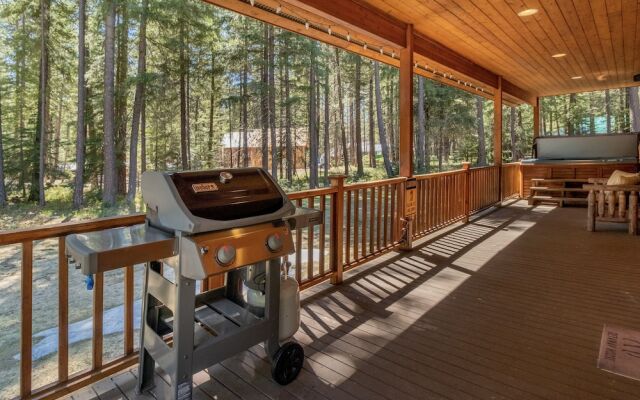 Getaway Moose 3 Bedroom Home by NW Comfy Cabins by RedAwning