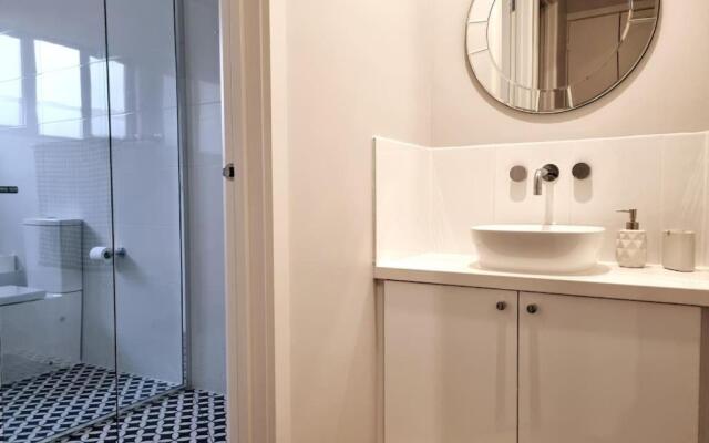 New modern 3 bedroom apartment in St Kilda East