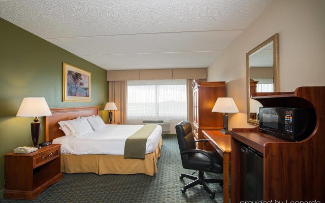 Holiday Inn Express Hauppauge, an IHG Hotel