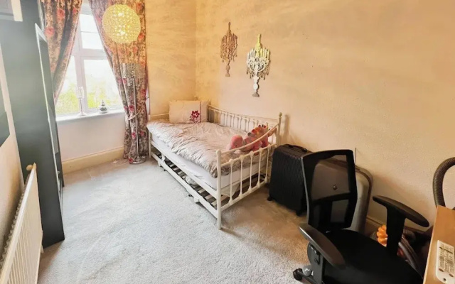 Hottub-garden-parking-sleeps10-10mintotown