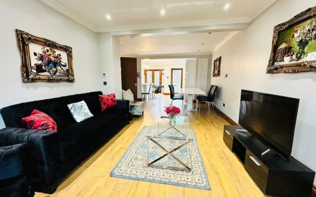 Spacious 6 Bed House in Wembley