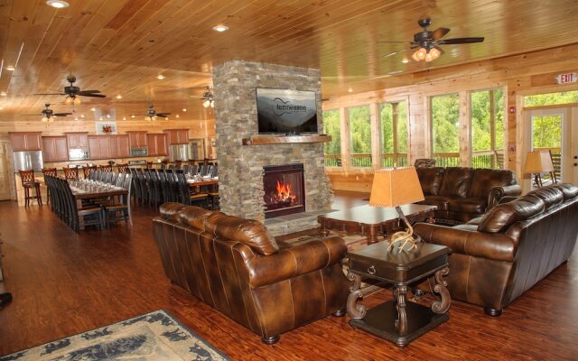 Foxwood Mansion Fourteen Bedroom Cabin