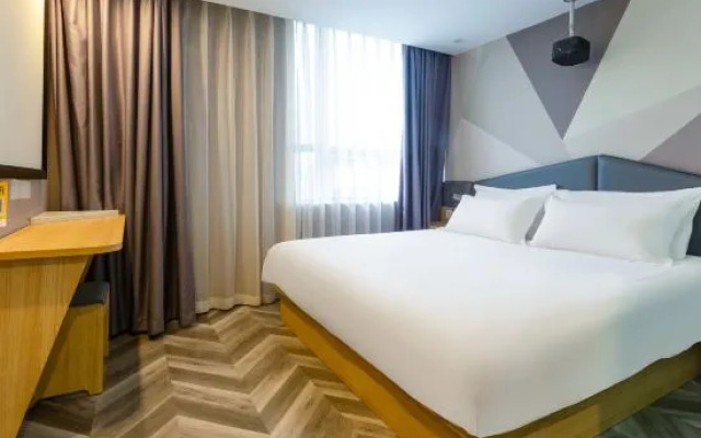 Longyun Hotel (Beijing Longze Metro Station)