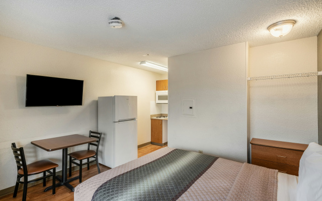 HomeTowne Studios by Red Roof Spokane - Valley