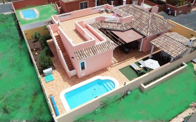 Villa Bella Lucia 1. Piscina Climatizada, WiFi, BBQ.