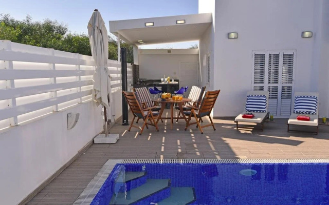 2 Br Villa Blue Phoenix - Chg 8911
