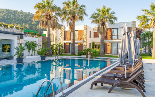 Moyo Beach Hotel
