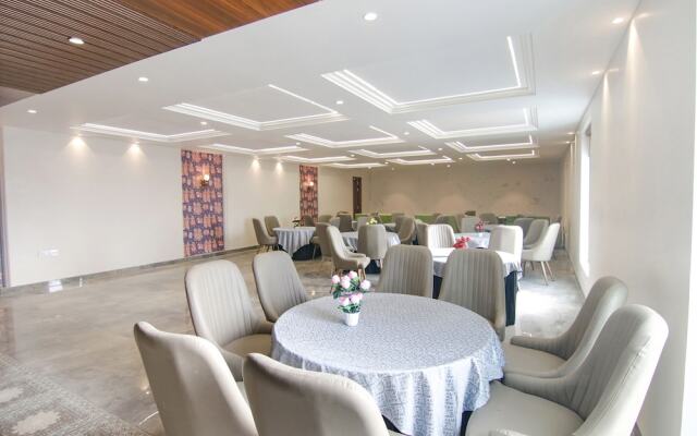 Fabhotel Prime Royal Court