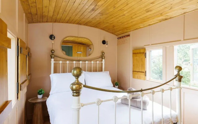 Beautifully Restored WW2 Carriage - Sleeps 6