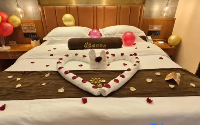 Zhuoyue Hotel (Tacheng Zhuoyue Parkson Shopping Park)