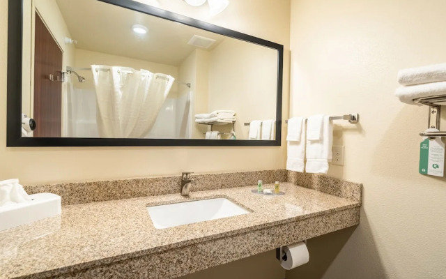 Cobblestone Hotel & Suites - Newport