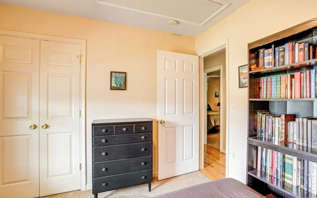 Charming Shenandoah Retreat w/ Deck & Grill!