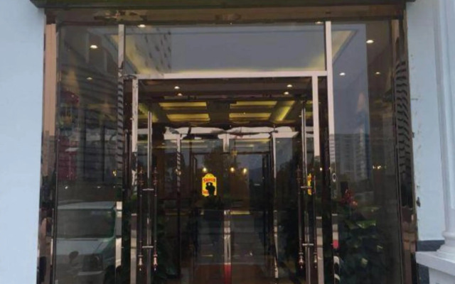 Super 8 Hotel by Wyndham Qianmen CaiShiKou Subway Station