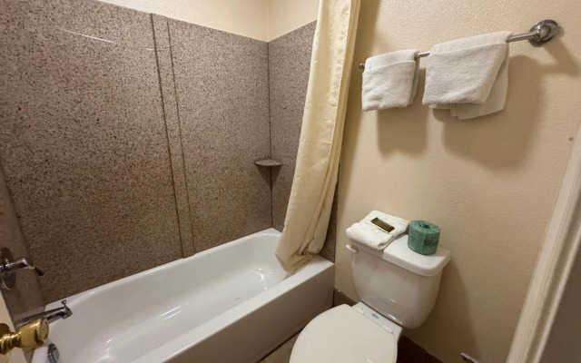 Whispering Pines by Hotel O Whitestone VA