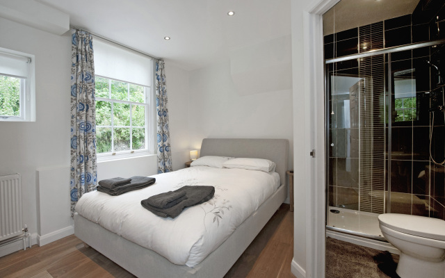Close to city centre with its wide range of shops & excellent cultural facilities