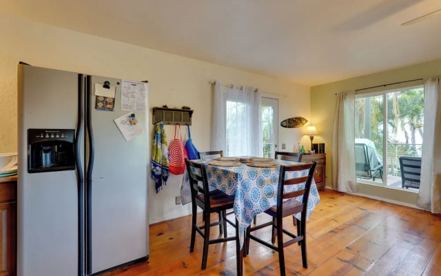 Breezy Kailua-kona Bungalow w/ Lanai & Ocean View!