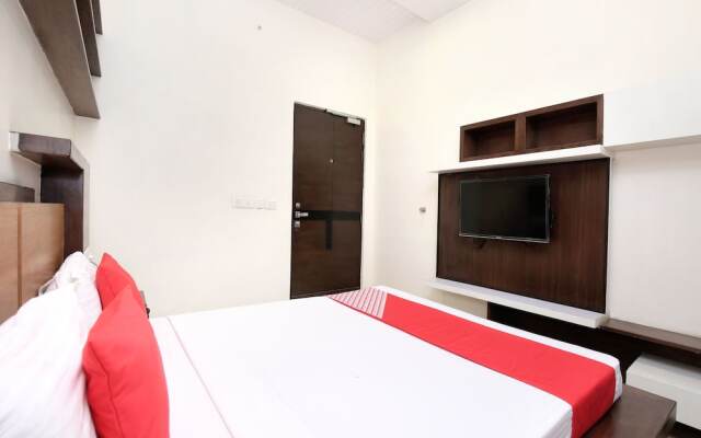 OYO 16827 Hotel Grand M Lajjo