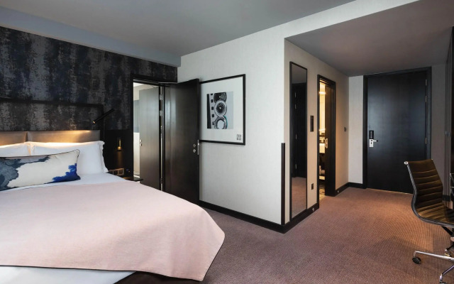 Montcalm East, Autograph Collection