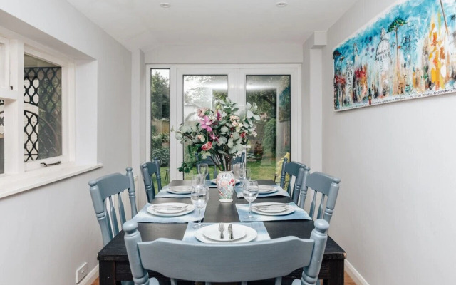 Montpellier House Centrally Located Large Garden - From 300 Per Night