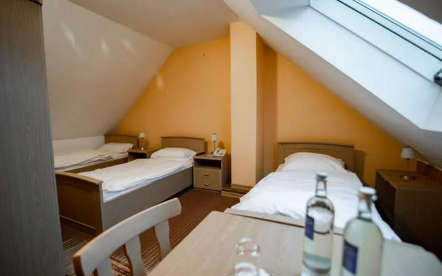 Angelis Pension - Restaurant zum grunen Baum