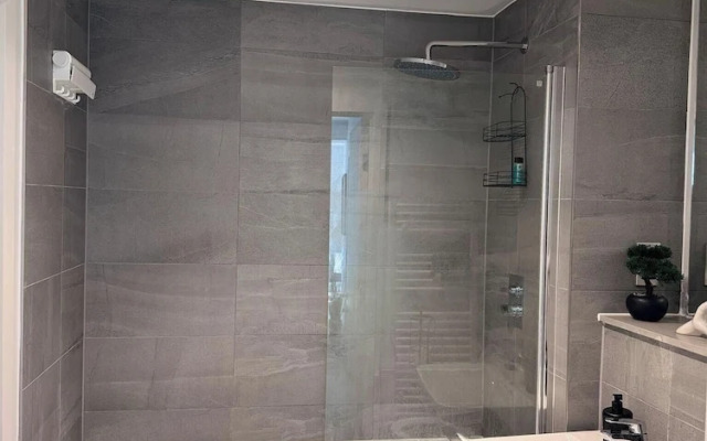 City Centre - 2-bed High Rise Apartment - Sleeps 4