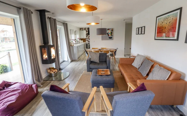 Lily-pad Lodge
