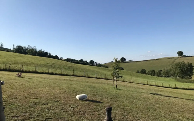 Shepherds Hut-1 Bed-hot Tub-pet Friendly