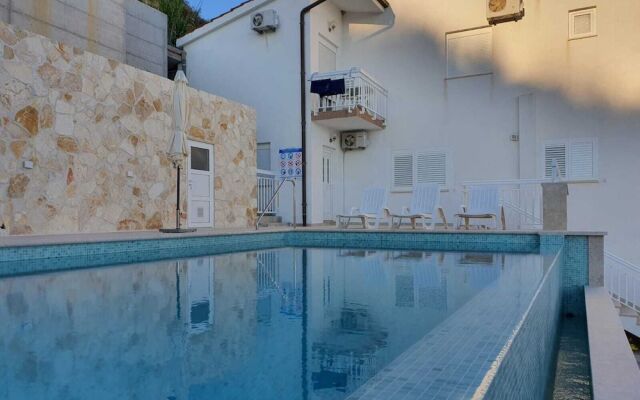 Apartments Mate with pool