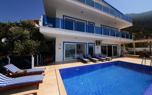 Villa Alfa by Akdenizvillam