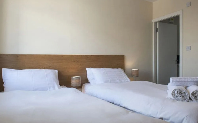 Cargo Cafe Apartments - Guest House