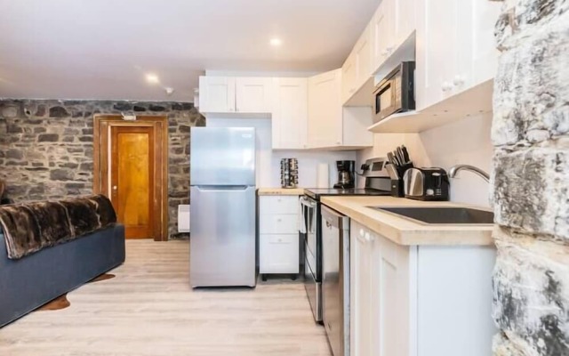 Modern Meets Rustic - 2 Bdrm Old Quebec