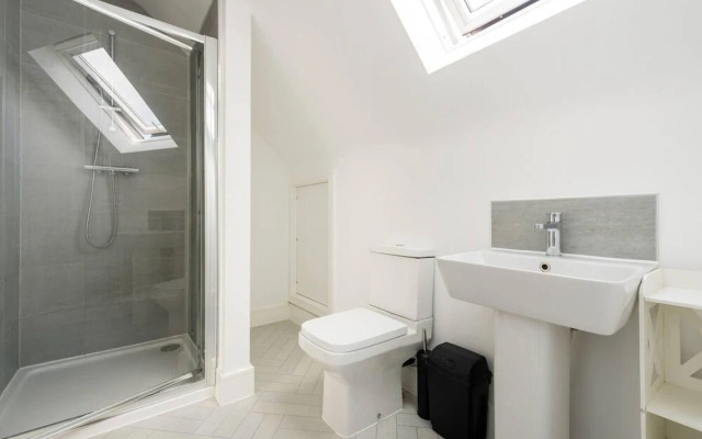 Modern Apartment, Castle View Rochester, England