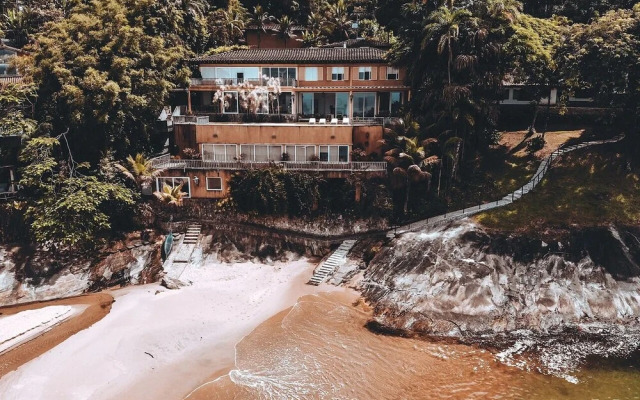 Red Beach Mansion