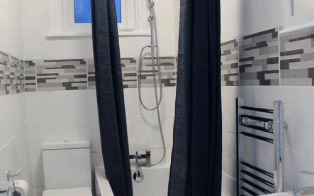 2 bed 1st floor Apartment-own entrance & parking
