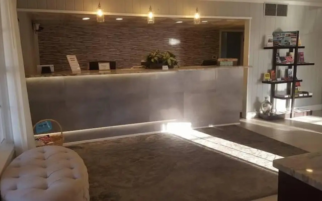 Sunday House Inn and Suites