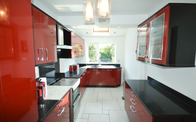 Fantastic 4 Bedroom House In Bath With Garden