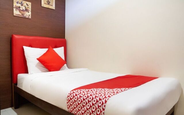 OYO 153 Monclaire Suites