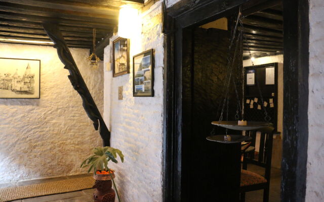 Hira Guest House