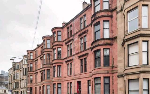 Gorgeous Light Apartment In West End