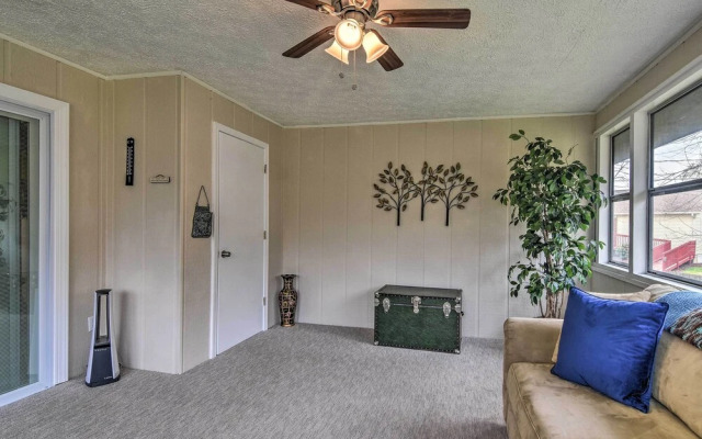 Condo w/ Sunroom, Near Downtown Hendersonville!