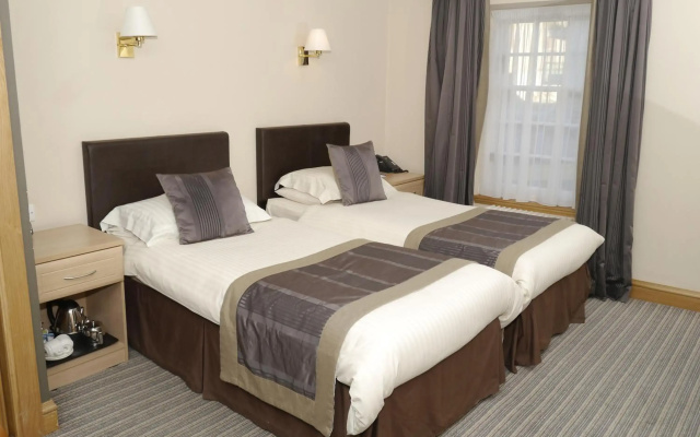 Burnett Arms Hotel
