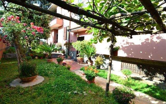 Cosy Holiday Home in Pompei with Garden