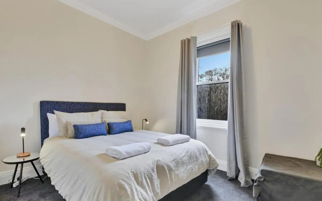 Best Nest on March Cosy Home in CBD Firepit – Guest Rooms – Orange