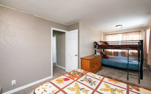 New Listing! Top-floor Gem W/ Outdoor Fireplace 4 Bedroom Duplex - фото 4