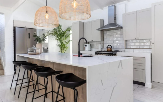 Flamingo Villa Beach Pool Luxury Solar Back Up